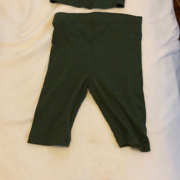 Crop too and biker shorts - Picture 2 of 2